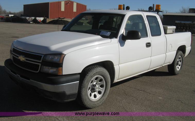 image for item E2889 2006 Chevrolet Silverado 1500 Ext. Cab pickup truck