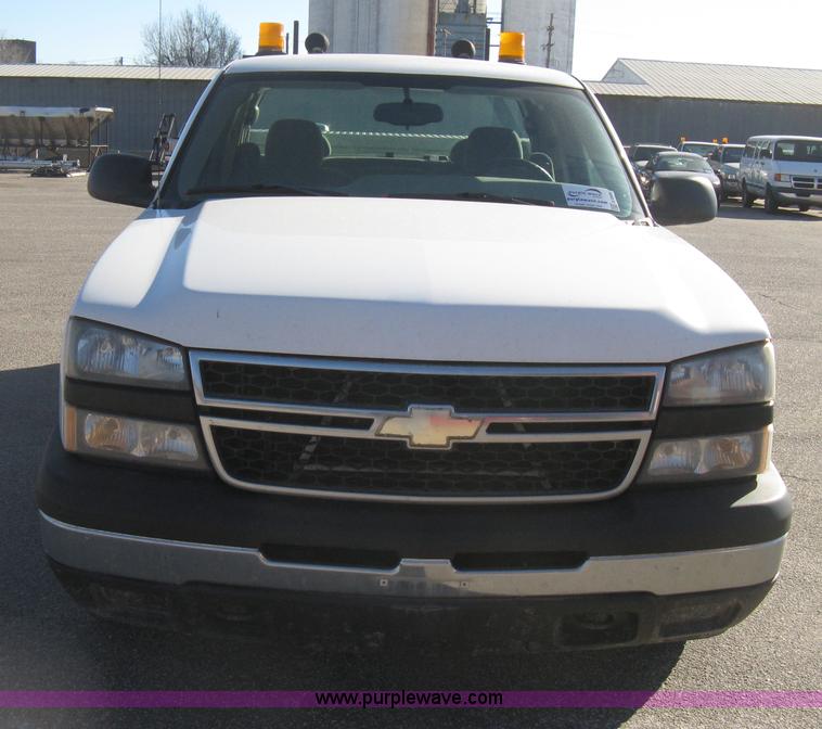image for item E2889 2006 Chevrolet Silverado 1500 Ext. Cab pickup truck