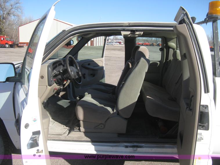 image for item E2889 2006 Chevrolet Silverado 1500 Ext. Cab pickup truck