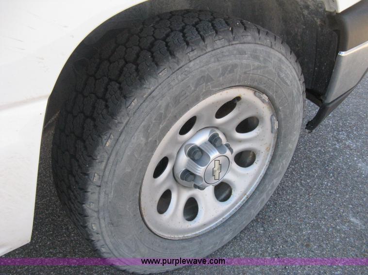 image for item E2889 2006 Chevrolet Silverado 1500 Ext. Cab pickup truck