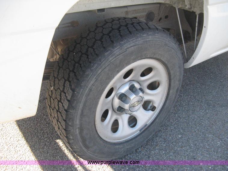 image for item E2889 2006 Chevrolet Silverado 1500 Ext. Cab pickup truck