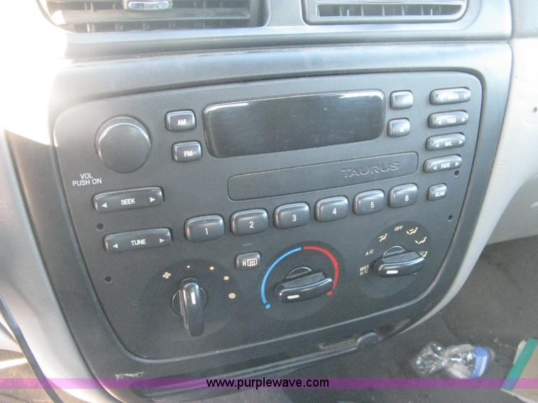 image for item E2892 2001 Ford Taurus LX