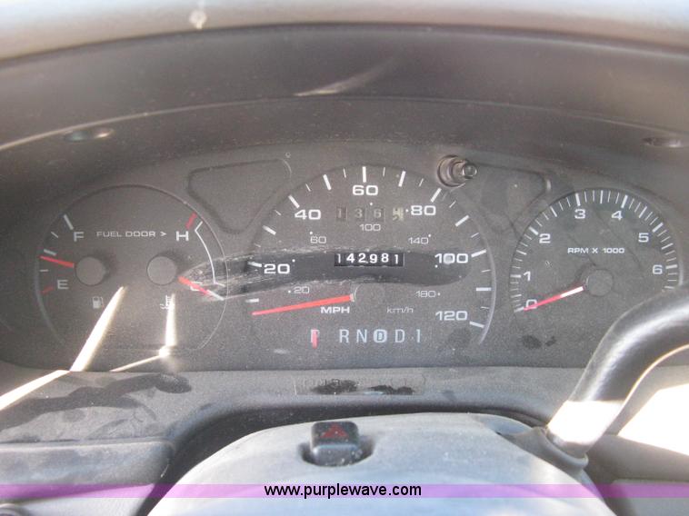 image for item E2892 2001 Ford Taurus LX