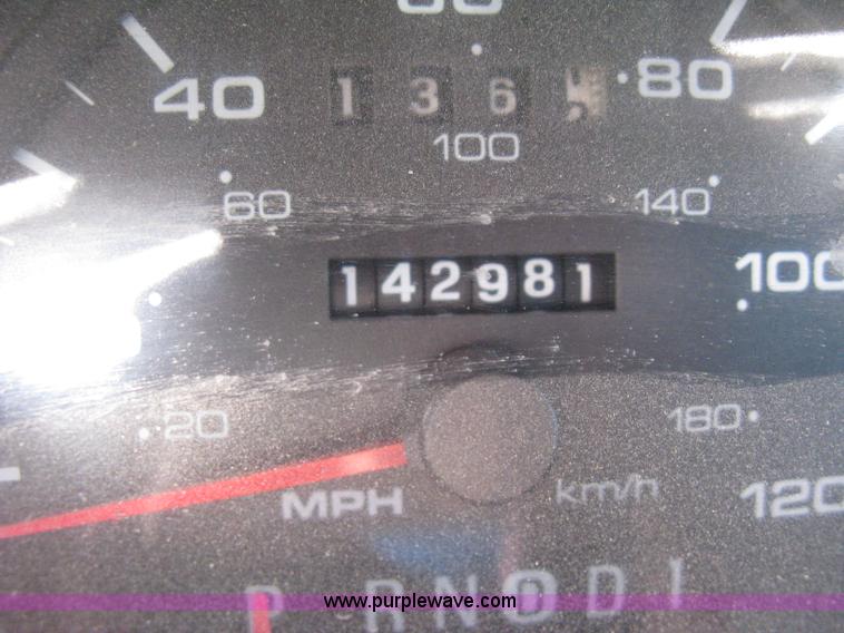 image for item E2892 2001 Ford Taurus LX