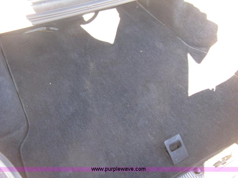 image for item E2892 2001 Ford Taurus LX