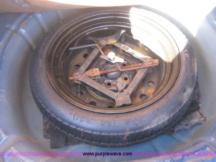 image for item E2892 2001 Ford Taurus LX