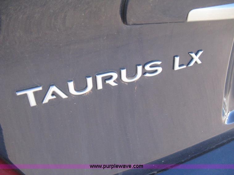 image for item E2892 2001 Ford Taurus LX