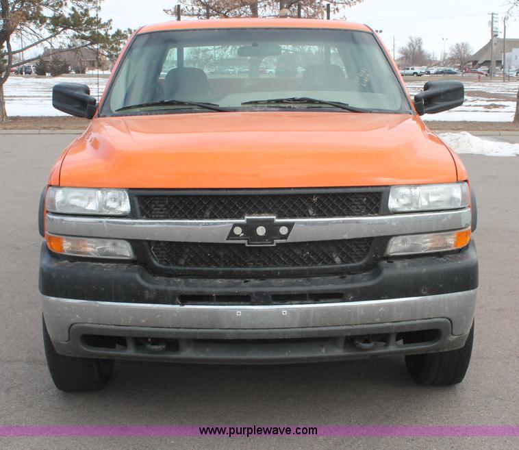 image for item E2925 2002 Chevrolet Silverado 2500HD Crew Cab utility truck