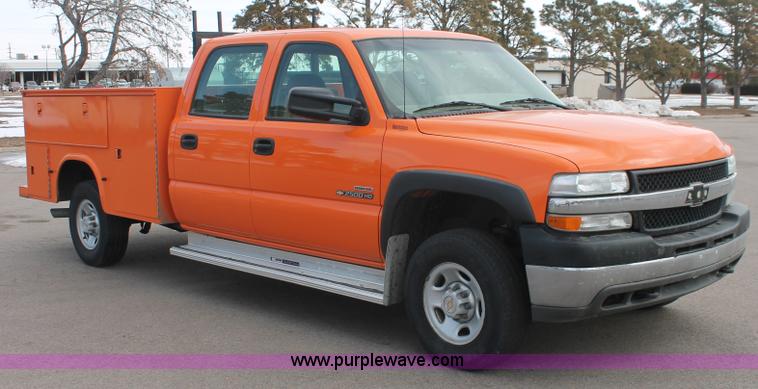 image for item E2925 2002 Chevrolet Silverado 2500HD Crew Cab utility truck