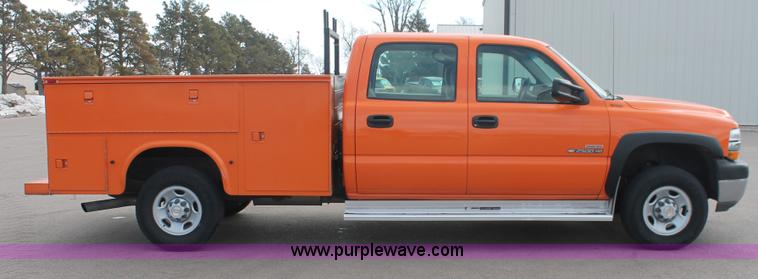 image for item E2925 2002 Chevrolet Silverado 2500HD Crew Cab utility truck