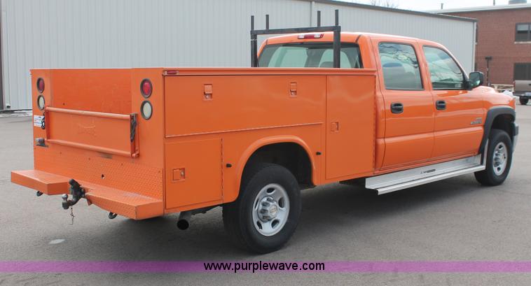 image for item E2925 2002 Chevrolet Silverado 2500HD Crew Cab utility truck
