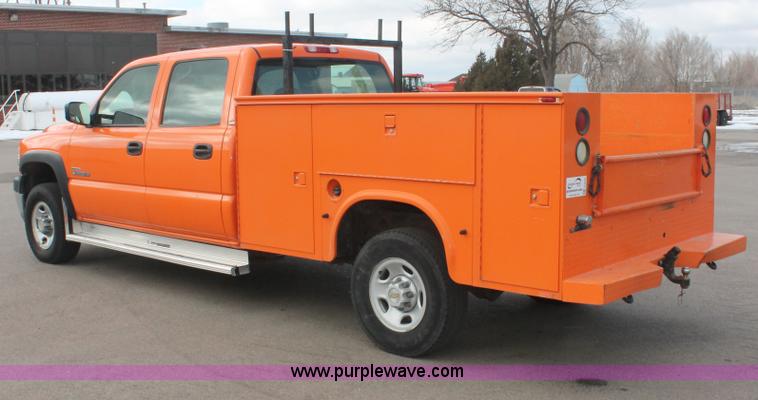 image for item E2925 2002 Chevrolet Silverado 2500HD Crew Cab utility truck