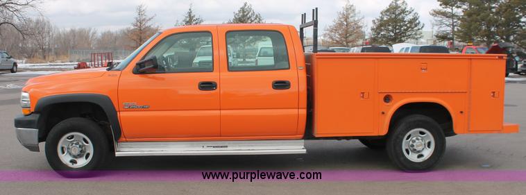 image for item E2925 2002 Chevrolet Silverado 2500HD Crew Cab utility truck