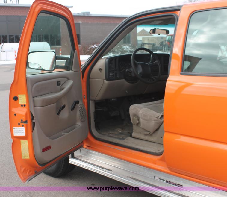 image for item E2925 2002 Chevrolet Silverado 2500HD Crew Cab utility truck