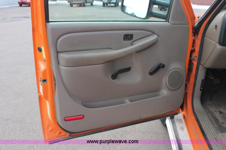 image for item E2925 2002 Chevrolet Silverado 2500HD Crew Cab utility truck