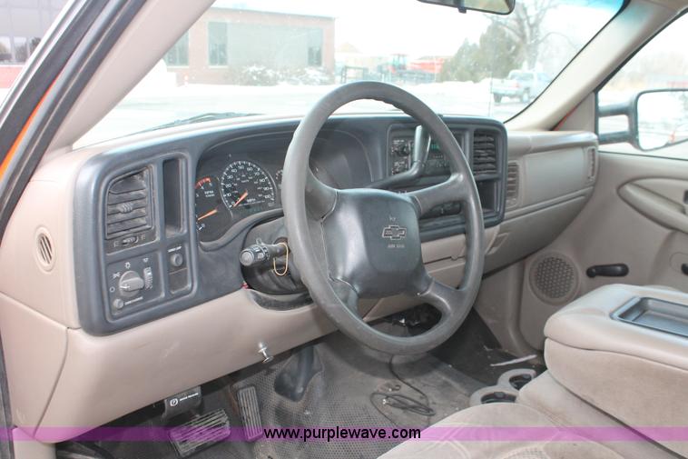 image for item E2925 2002 Chevrolet Silverado 2500HD Crew Cab utility truck