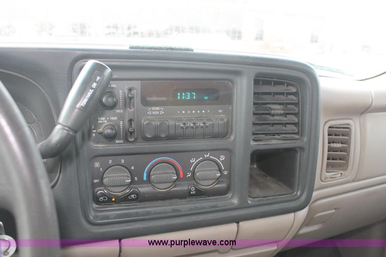 image for item E2925 2002 Chevrolet Silverado 2500HD Crew Cab utility truck