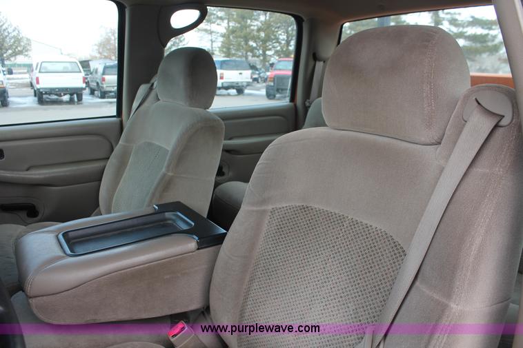 image for item E2925 2002 Chevrolet Silverado 2500HD Crew Cab utility truck