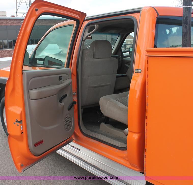 image for item E2925 2002 Chevrolet Silverado 2500HD Crew Cab utility truck