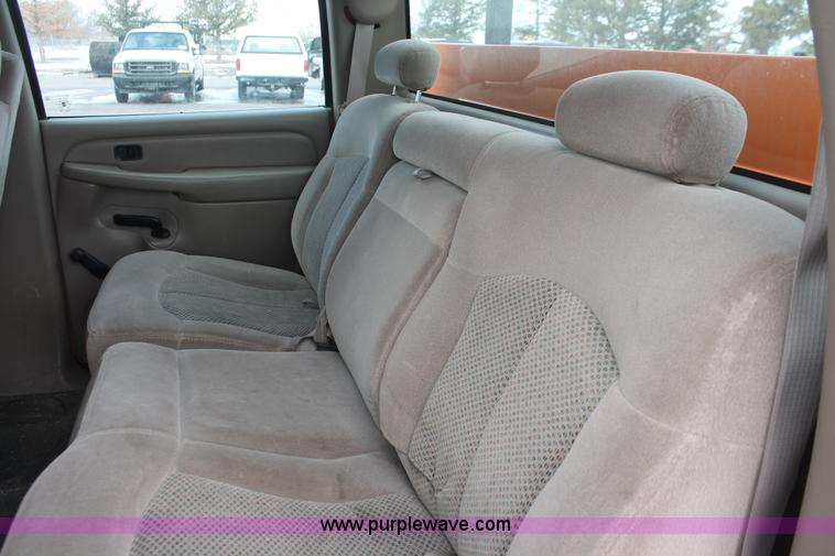 image for item E2925 2002 Chevrolet Silverado 2500HD Crew Cab utility truck