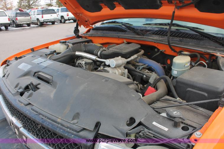 image for item E2925 2002 Chevrolet Silverado 2500HD Crew Cab utility truck