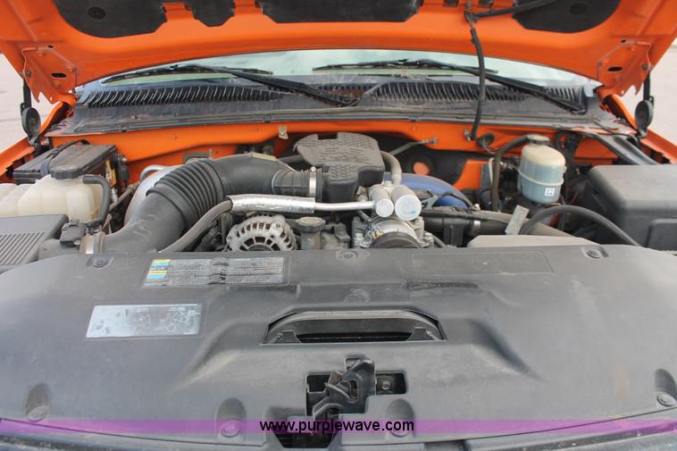 image for item E2925 2002 Chevrolet Silverado 2500HD Crew Cab utility truck