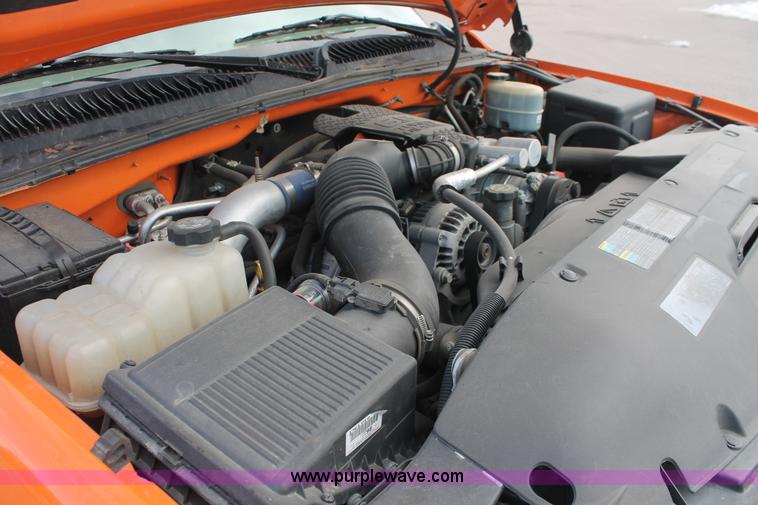 image for item E2925 2002 Chevrolet Silverado 2500HD Crew Cab utility truck