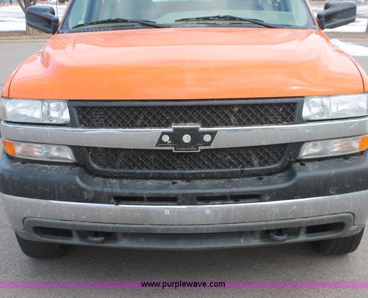 image for item E2925 2002 Chevrolet Silverado 2500HD Crew Cab utility truck