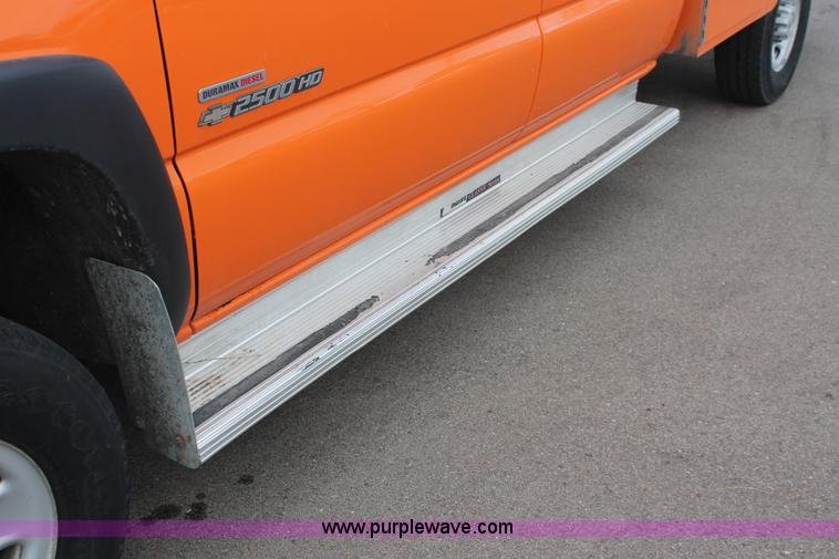 image for item E2925 2002 Chevrolet Silverado 2500HD Crew Cab utility truck
