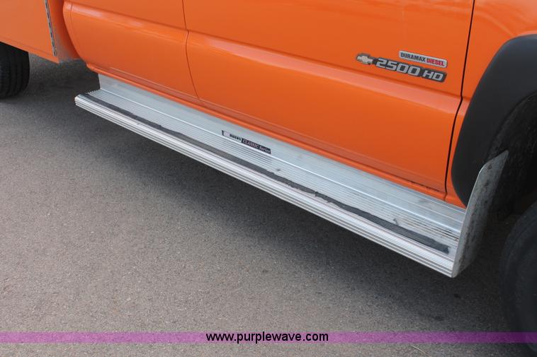 image for item E2925 2002 Chevrolet Silverado 2500HD Crew Cab utility truck