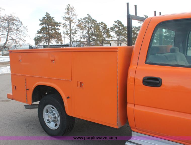 image for item E2925 2002 Chevrolet Silverado 2500HD Crew Cab utility truck