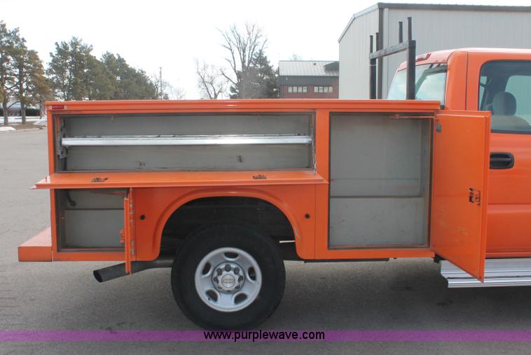 image for item E2925 2002 Chevrolet Silverado 2500HD Crew Cab utility truck