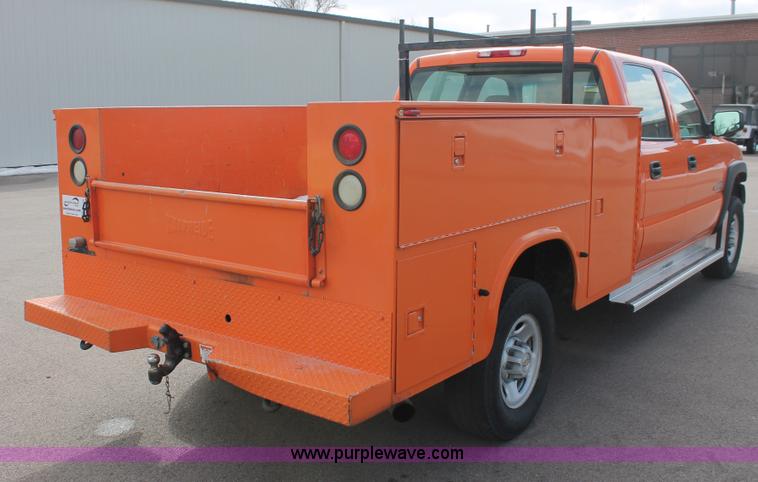 image for item E2925 2002 Chevrolet Silverado 2500HD Crew Cab utility truck