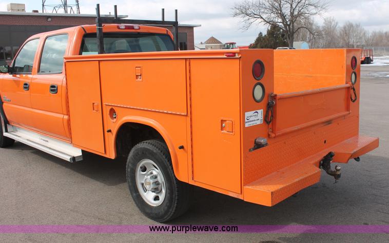 image for item E2925 2002 Chevrolet Silverado 2500HD Crew Cab utility truck
