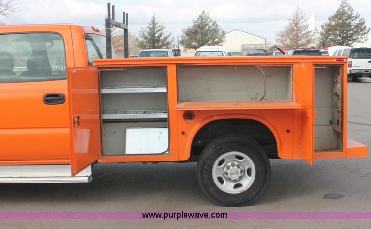 image for item E2925 2002 Chevrolet Silverado 2500HD Crew Cab utility truck