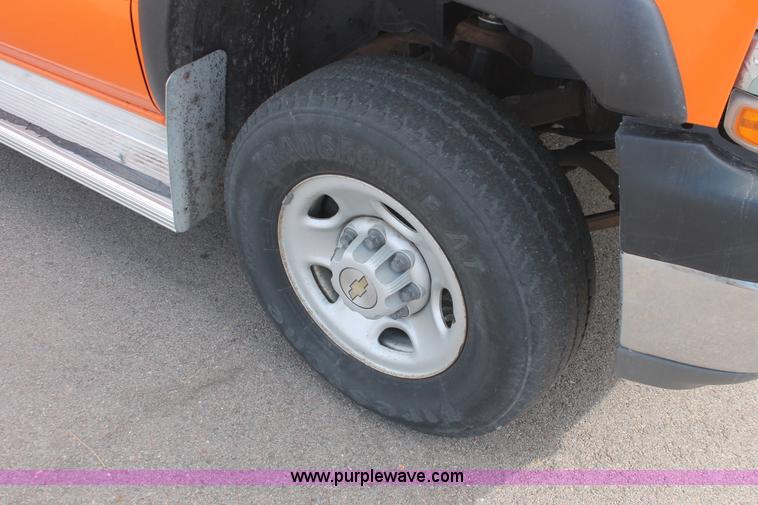 image for item E2925 2002 Chevrolet Silverado 2500HD Crew Cab utility truck