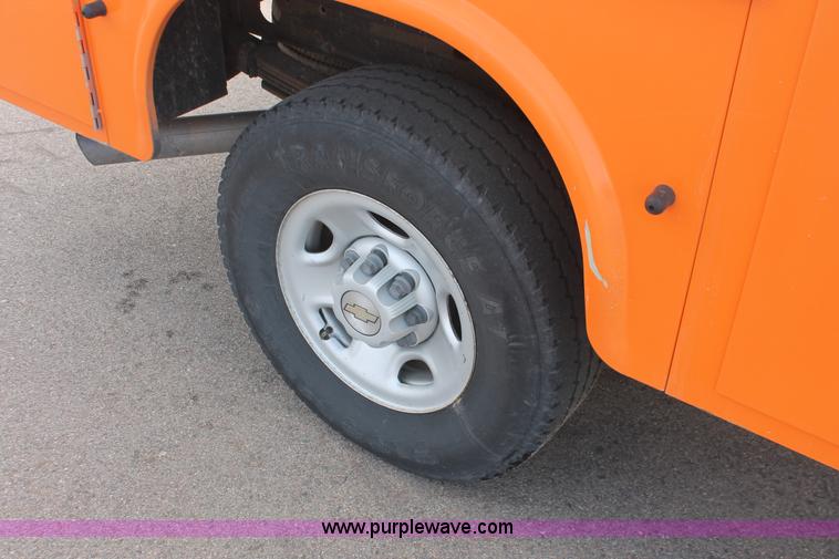 image for item E2925 2002 Chevrolet Silverado 2500HD Crew Cab utility truck