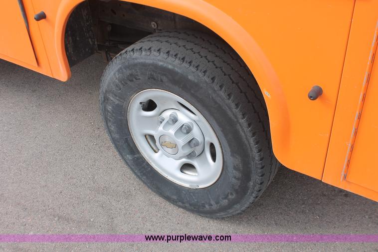 image for item E2925 2002 Chevrolet Silverado 2500HD Crew Cab utility truck