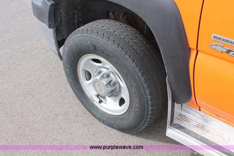 image for item E2925 2002 Chevrolet Silverado 2500HD Crew Cab utility truck