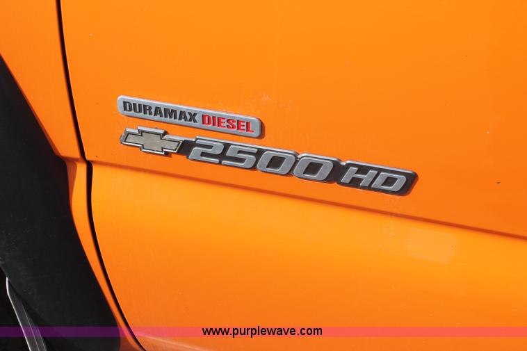 image for item E2925 2002 Chevrolet Silverado 2500HD Crew Cab utility truck