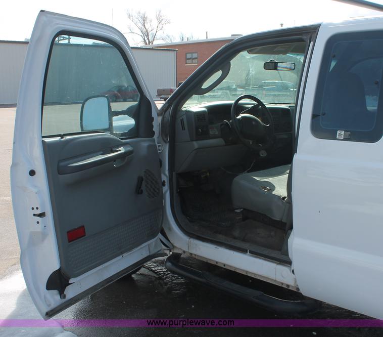 image for item E2926 2003 Ford F250 XL SuperCab pickup truck