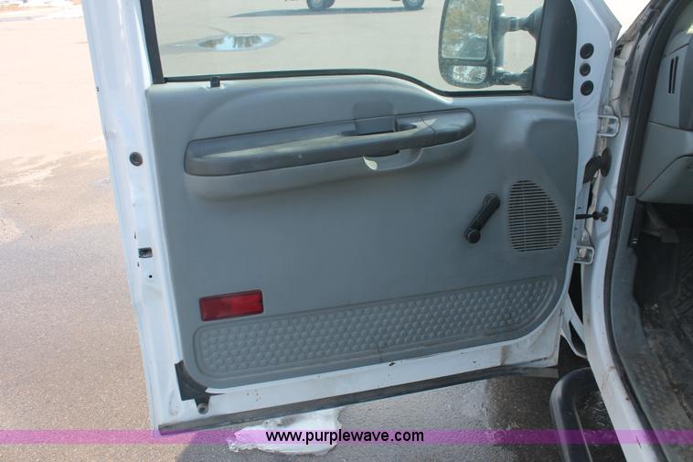 image for item E2926 2003 Ford F250 XL SuperCab pickup truck