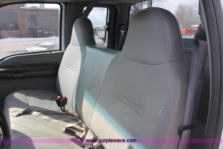 image for item E2926 2003 Ford F250 XL SuperCab pickup truck