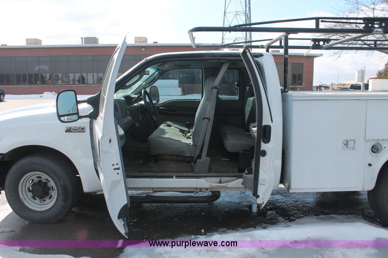 image for item E2926 2003 Ford F250 XL SuperCab pickup truck