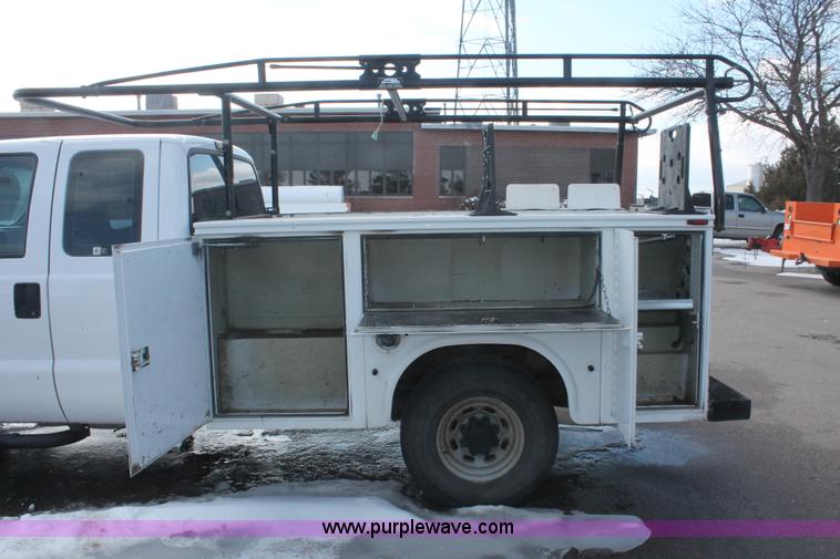 image for item E2926 2003 Ford F250 XL SuperCab pickup truck