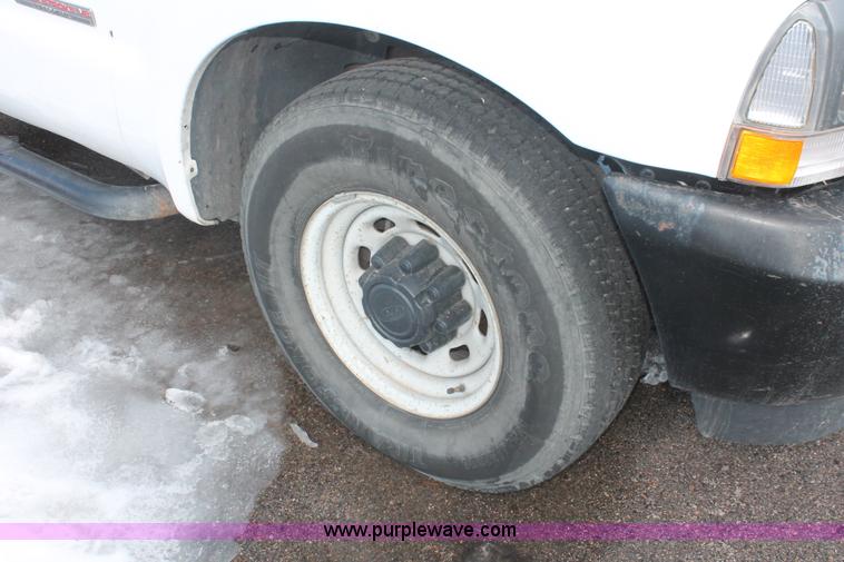 image for item E2926 2003 Ford F250 XL SuperCab pickup truck