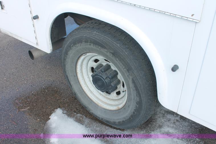 image for item E2926 2003 Ford F250 XL SuperCab pickup truck