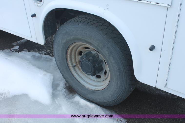 image for item E2926 2003 Ford F250 XL SuperCab pickup truck