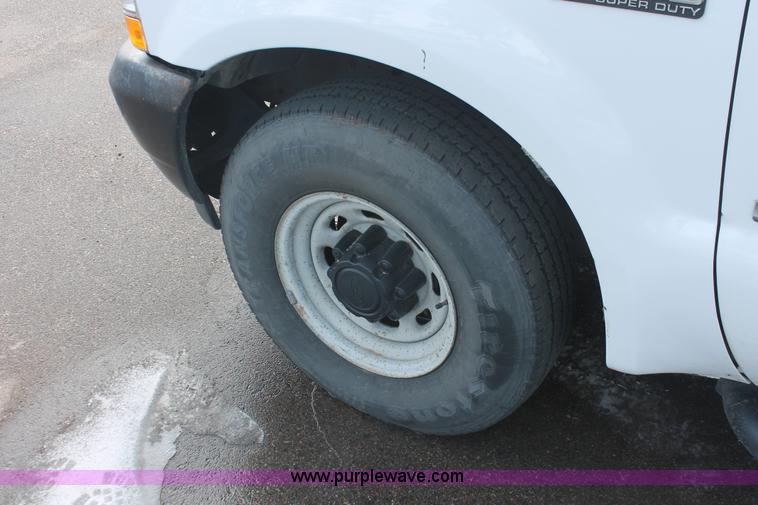 image for item E2926 2003 Ford F250 XL SuperCab pickup truck