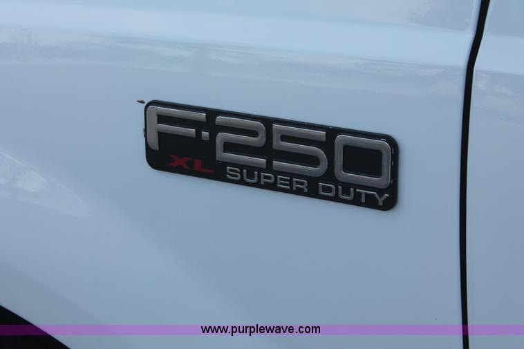 image for item E2926 2003 Ford F250 XL SuperCab pickup truck